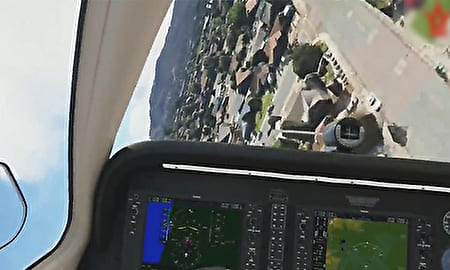 墜落する飛行機のコックピット映像、住宅地に墜落して2人が死亡