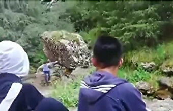 【ダーウィン賞】陽キャさん「この岩ぐらついてるな…動かしたろ！」