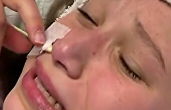 12歳の子供がワクチン接種から24時間後…強烈な痛みと全身麻痺の症状で緊急入院