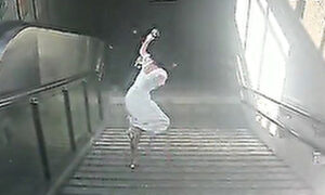 歩きスマホで女性が半身不随、階段を踏み外し転落する一部始終＝中国
