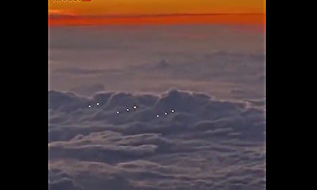 UFO？高度12,000メートルで謎の物体、パイロットが撮影した飛行物体