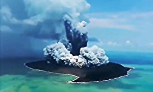 トンガの海底火山噴火、現地に津波が押し寄せる様子