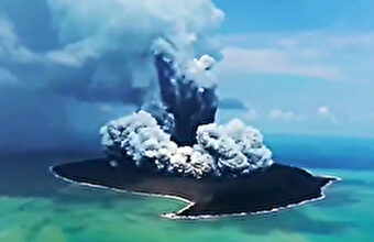 トンガの海底火山噴火、現地に津波が押し寄せる様子