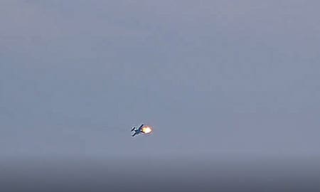 撃墜されるロシア空軍と、それを見てフレアを撒きながら逃げる同軍