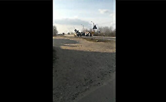 ウクライナの天安門、市民（タンクマン）が戦車の前に立ちはだかり進行を阻止