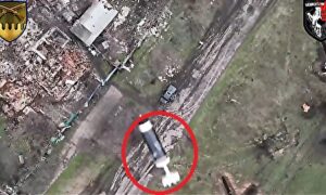 完璧すぎるトリックショット、ロシア兵が運転する車のサンルーフに爆弾がダイレクトイン＝ウクライナ